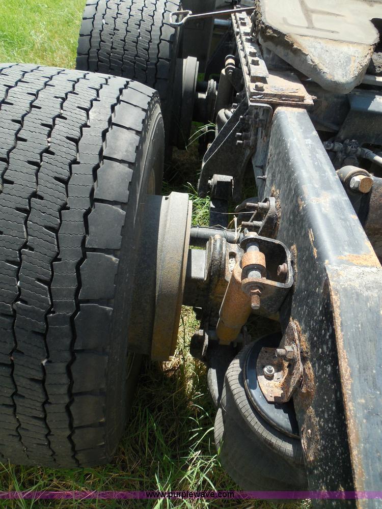 image for item I3351 2005 International 9400i semi truck