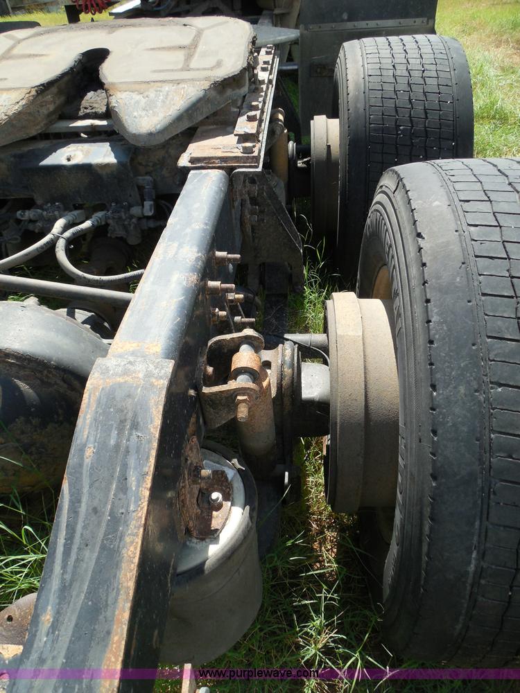 image for item I3351 2005 International 9400i semi truck