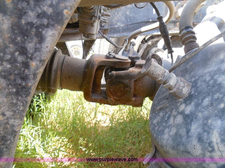 image for item I3351 2005 International 9400i semi truck