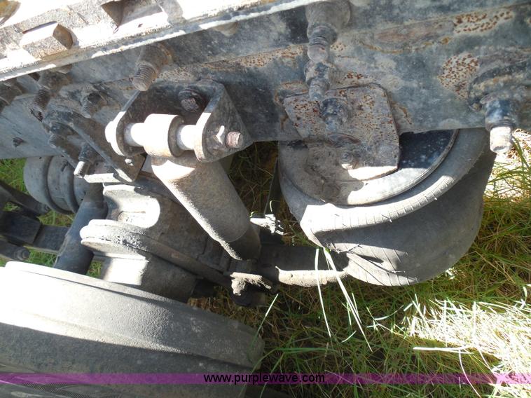 image for item I3351 2005 International 9400i semi truck