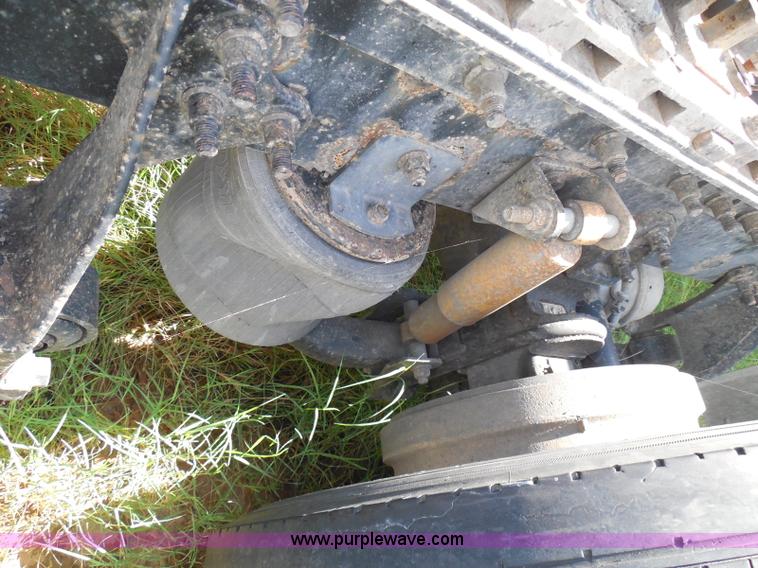 image for item I3351 2005 International 9400i semi truck