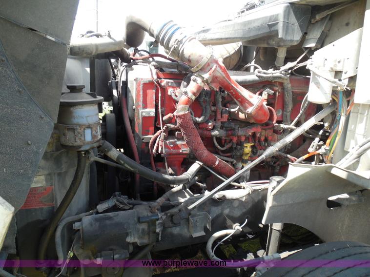 image for item I3351 2005 International 9400i semi truck