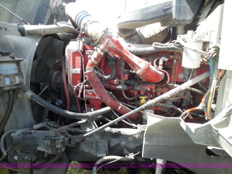 image for item I3351 2005 International 9400i semi truck