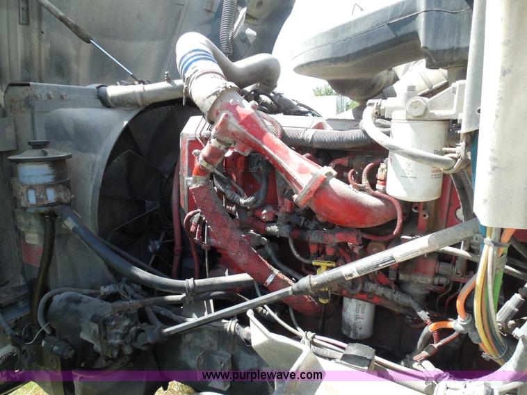 image for item I3351 2005 International 9400i semi truck