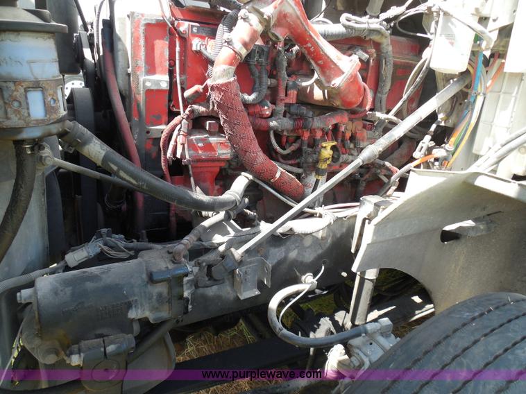 image for item I3351 2005 International 9400i semi truck