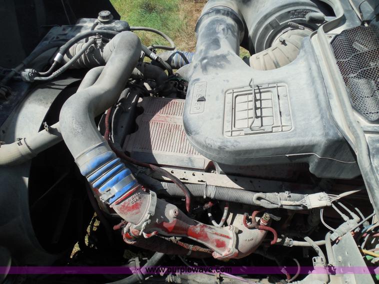 image for item I3351 2005 International 9400i semi truck