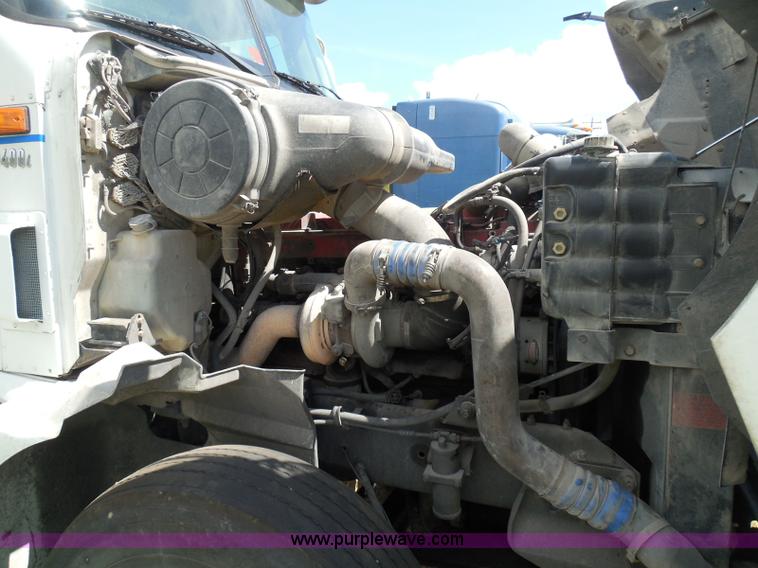 image for item I3351 2005 International 9400i semi truck