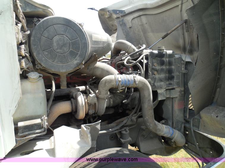 image for item I3351 2005 International 9400i semi truck