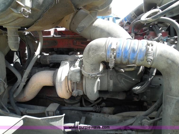 image for item I3351 2005 International 9400i semi truck