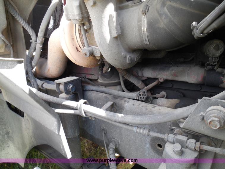 image for item I3351 2005 International 9400i semi truck