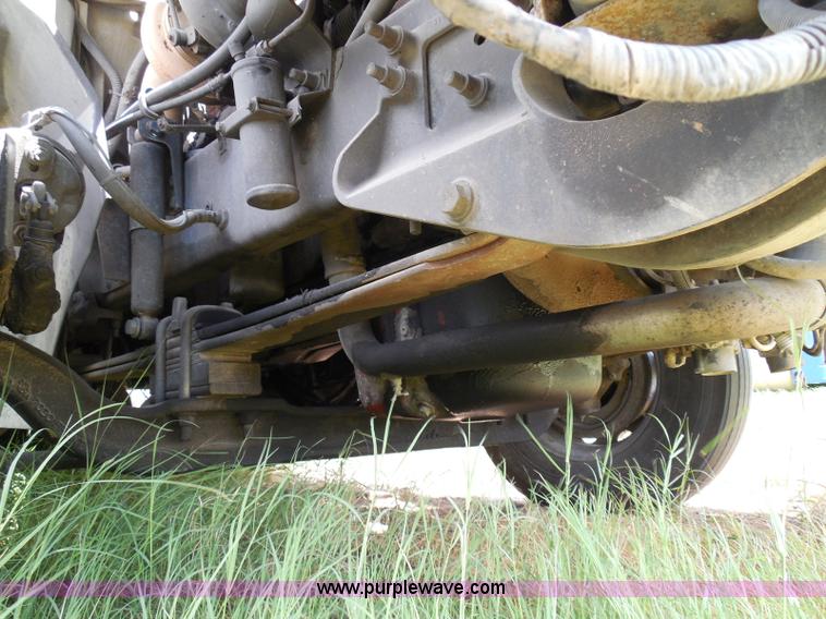 image for item I3351 2005 International 9400i semi truck