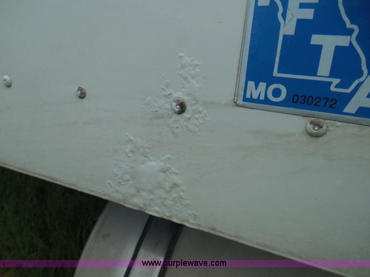 image for item I3351 2005 International 9400i semi truck