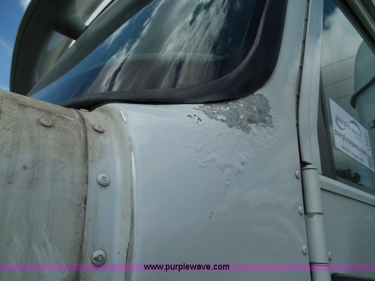 image for item I3351 2005 International 9400i semi truck