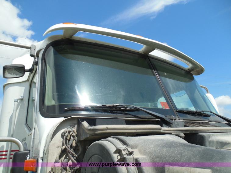 image for item I3351 2005 International 9400i semi truck