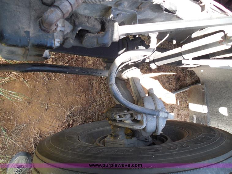 image for item I3351 2005 International 9400i semi truck