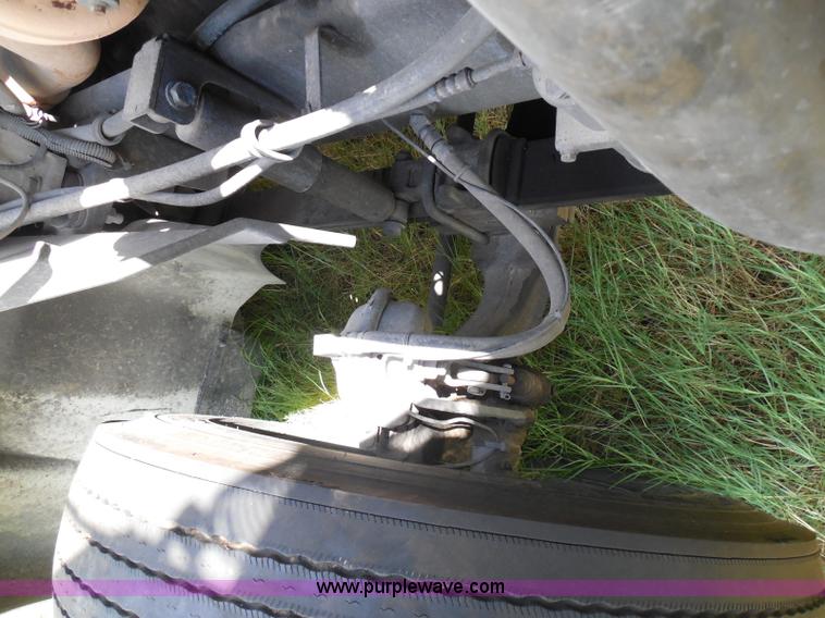 image for item I3351 2005 International 9400i semi truck