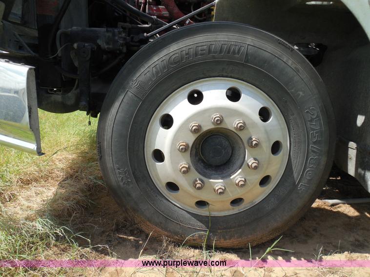 image for item I3351 2005 International 9400i semi truck