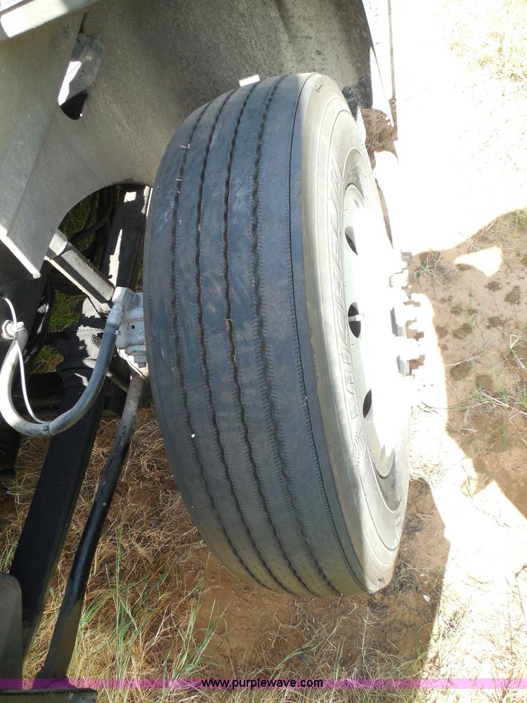 image for item I3351 2005 International 9400i semi truck