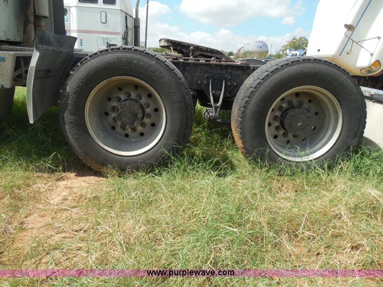 image for item I3351 2005 International 9400i semi truck