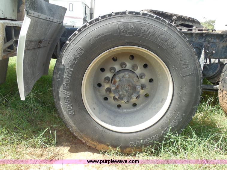 image for item I3351 2005 International 9400i semi truck