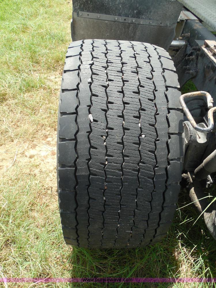 image for item I3351 2005 International 9400i semi truck