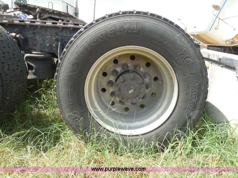 image for item I3351 2005 International 9400i semi truck