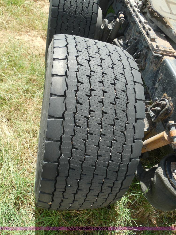 image for item I3351 2005 International 9400i semi truck