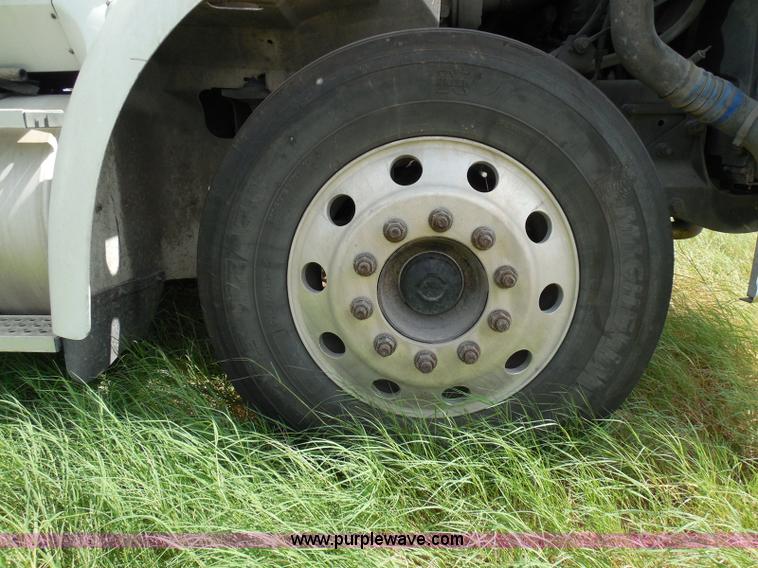 image for item I3351 2005 International 9400i semi truck