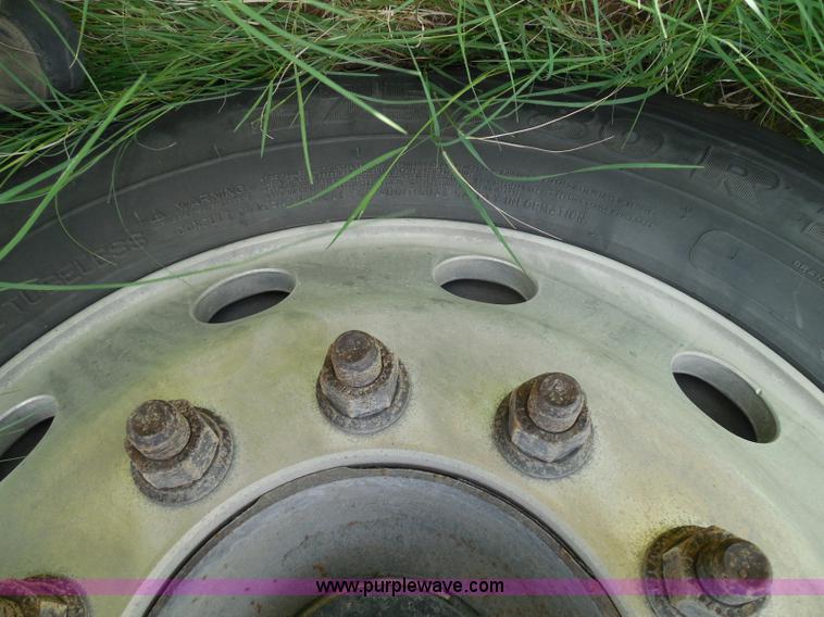 image for item I3351 2005 International 9400i semi truck