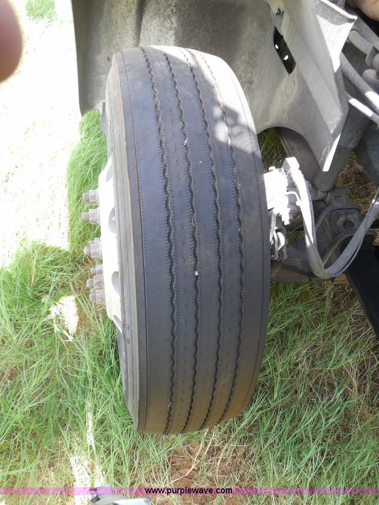 image for item I3351 2005 International 9400i semi truck