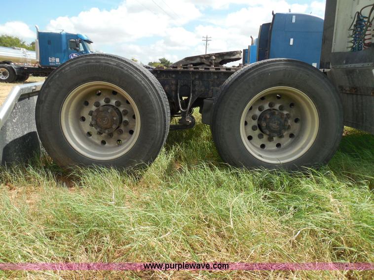 image for item I3351 2005 International 9400i semi truck