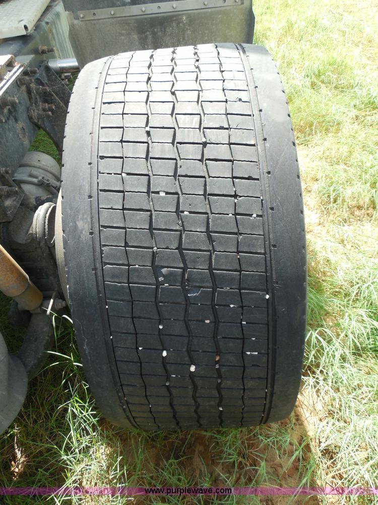 image for item I3351 2005 International 9400i semi truck