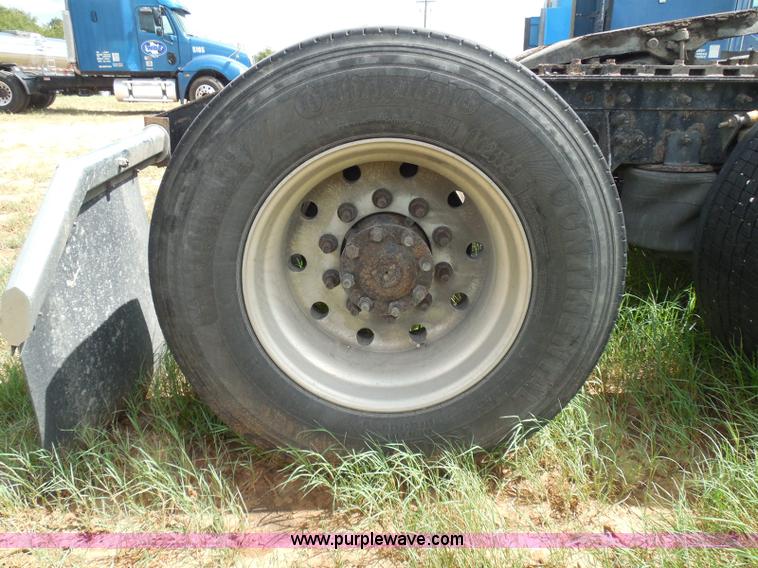 image for item I3351 2005 International 9400i semi truck