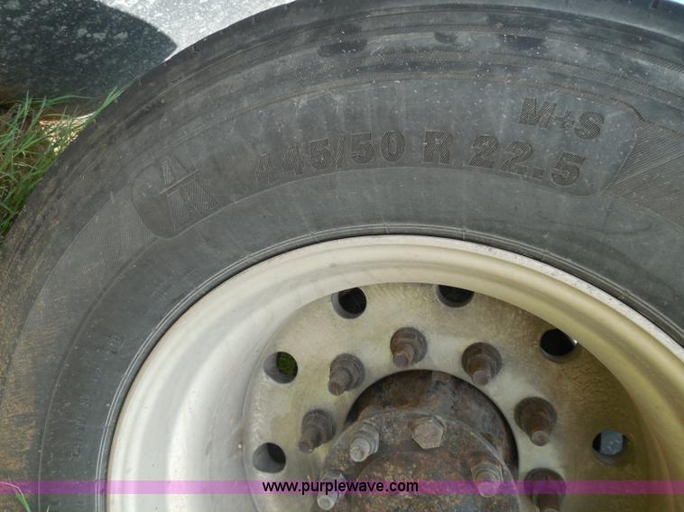 image for item I3351 2005 International 9400i semi truck