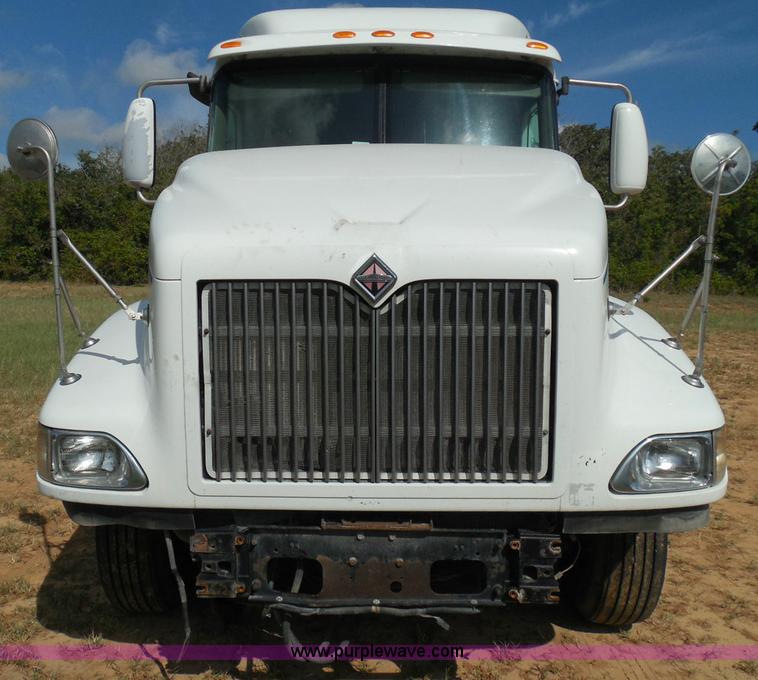 image for item I3352 2005 International 9400i semi truck