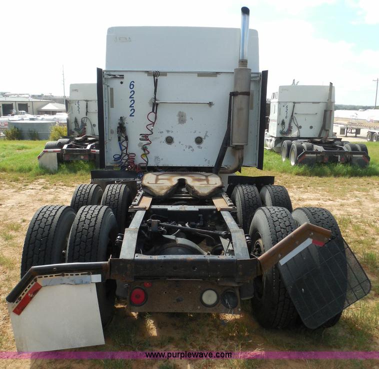 image for item I3352 2005 International 9400i semi truck