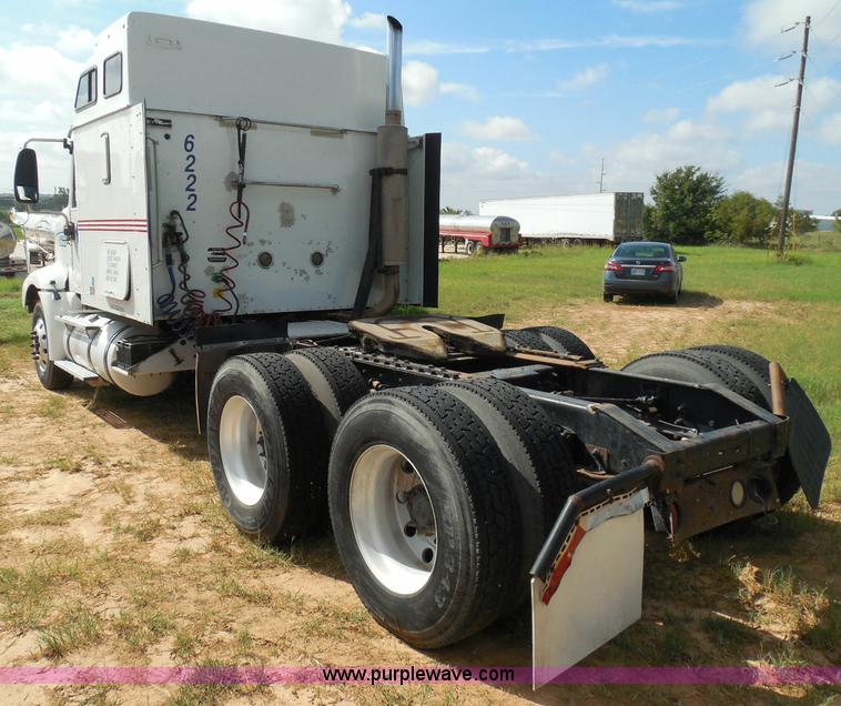 image for item I3352 2005 International 9400i semi truck