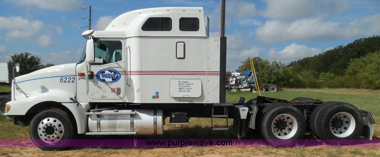 image for item I3352 2005 International 9400i semi truck