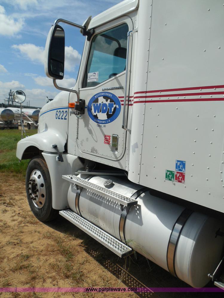 image for item I3352 2005 International 9400i semi truck