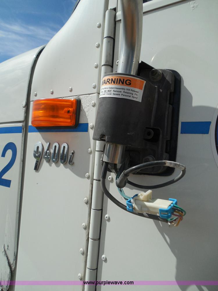 image for item I3352 2005 International 9400i semi truck