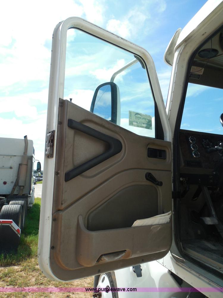 image for item I3352 2005 International 9400i semi truck