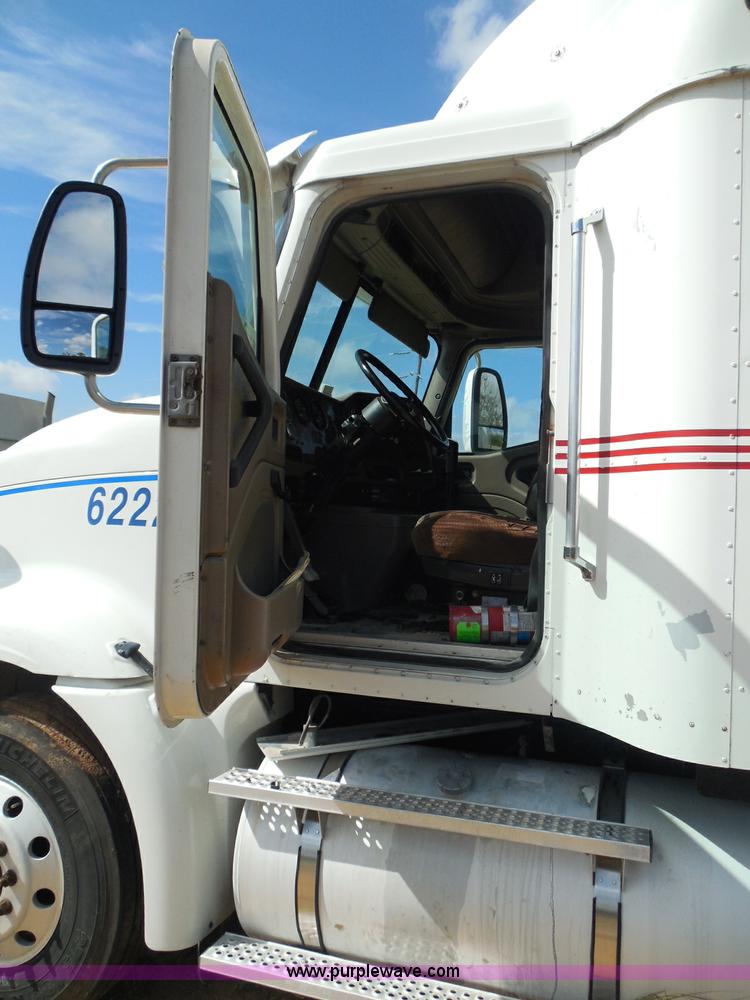 image for item I3352 2005 International 9400i semi truck