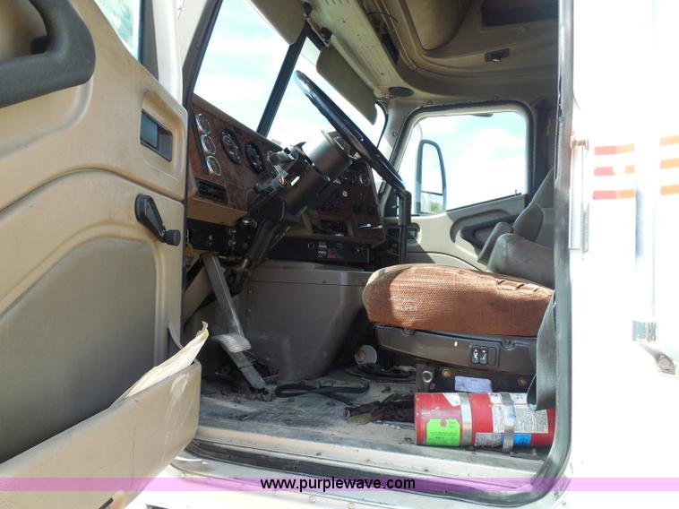 image for item I3352 2005 International 9400i semi truck