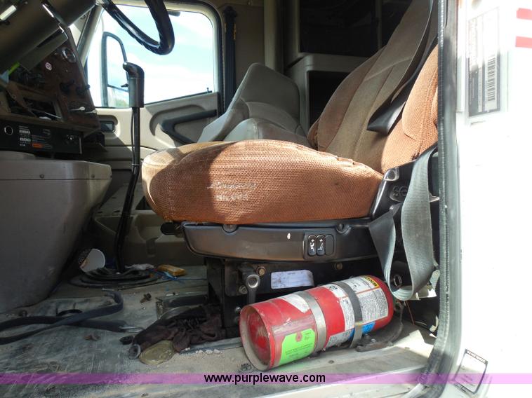 image for item I3352 2005 International 9400i semi truck