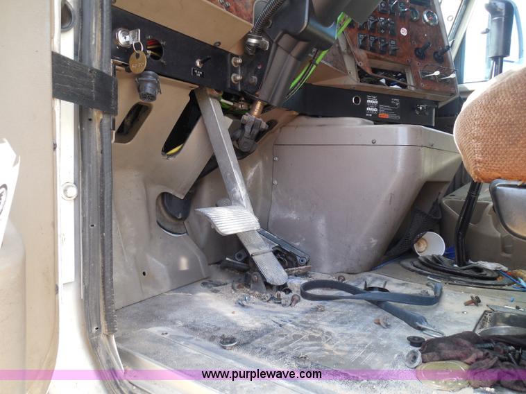 image for item I3352 2005 International 9400i semi truck