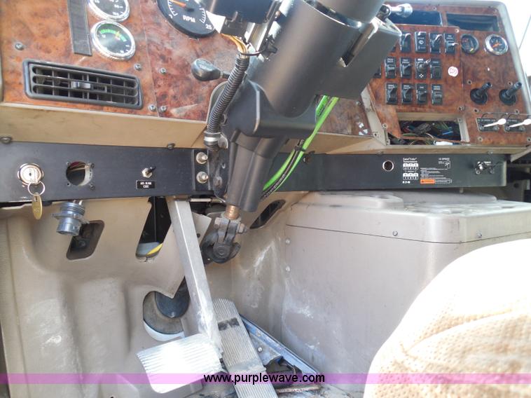 image for item I3352 2005 International 9400i semi truck