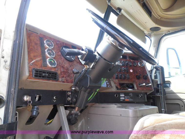 image for item I3352 2005 International 9400i semi truck