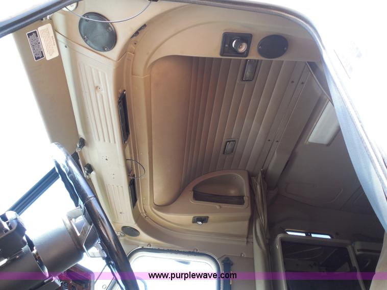 image for item I3352 2005 International 9400i semi truck