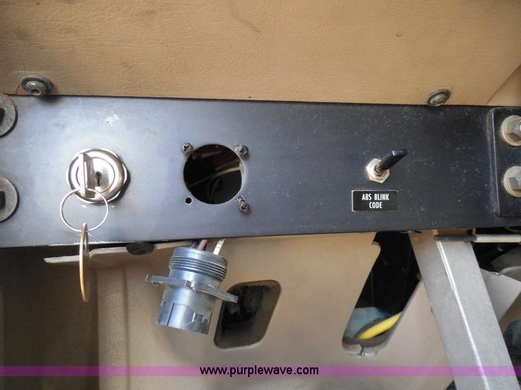 image for item I3352 2005 International 9400i semi truck