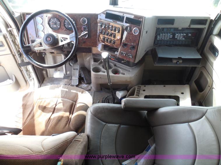 image for item I3352 2005 International 9400i semi truck